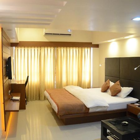Hotel Yuvraj Vadodara Exterior photo