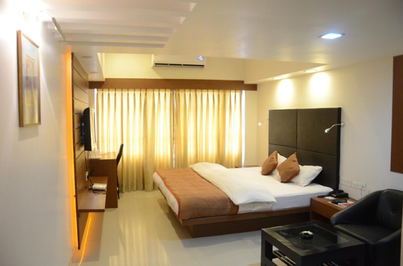 Hotel Yuvraj Vadodara Exterior photo