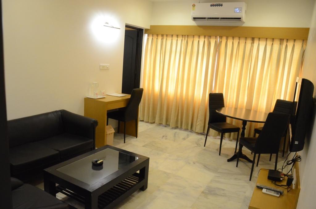 Hotel Yuvraj Vadodara Exterior photo