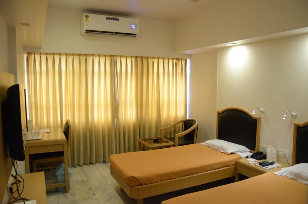 Hotel Yuvraj Vadodara Exterior photo