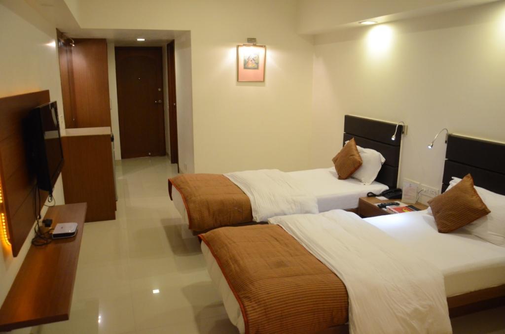 Hotel Yuvraj Vadodara Exterior photo