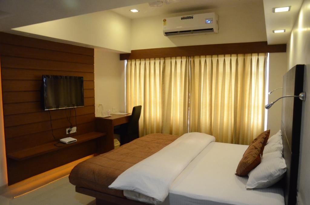 Hotel Yuvraj Vadodara Exterior photo