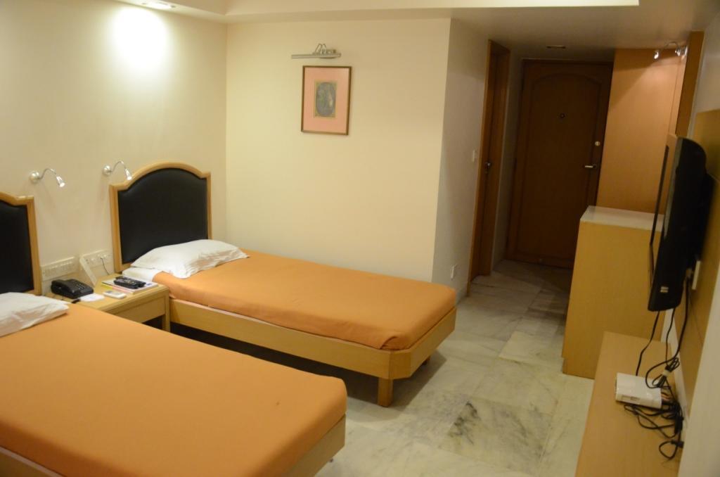 Hotel Yuvraj Vadodara Exterior photo