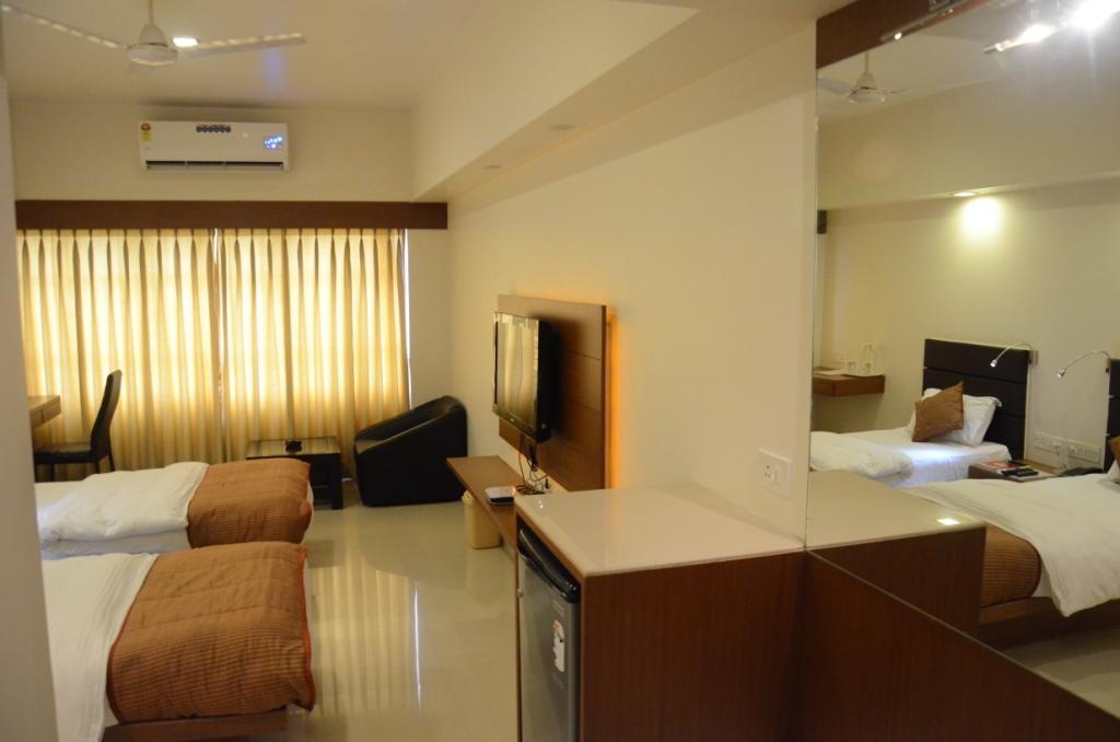 Hotel Yuvraj Vadodara Exterior photo