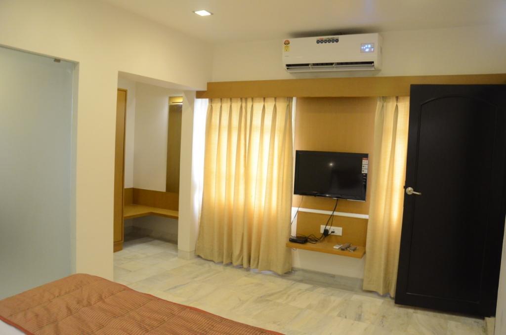 Hotel Yuvraj Vadodara Exterior photo