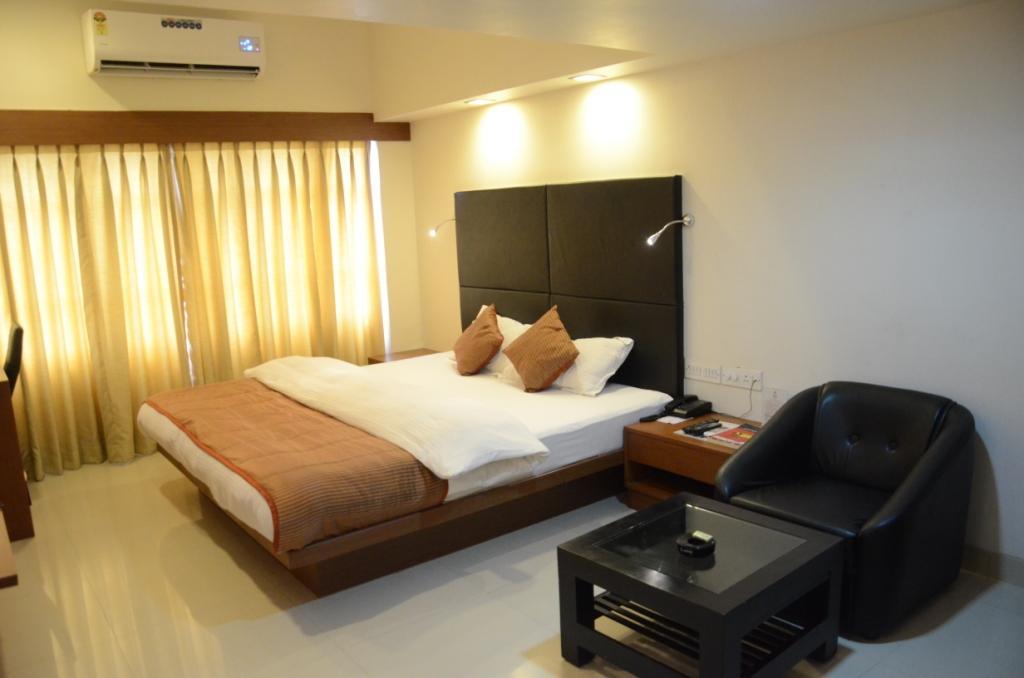 Hotel Yuvraj Vadodara Exterior photo