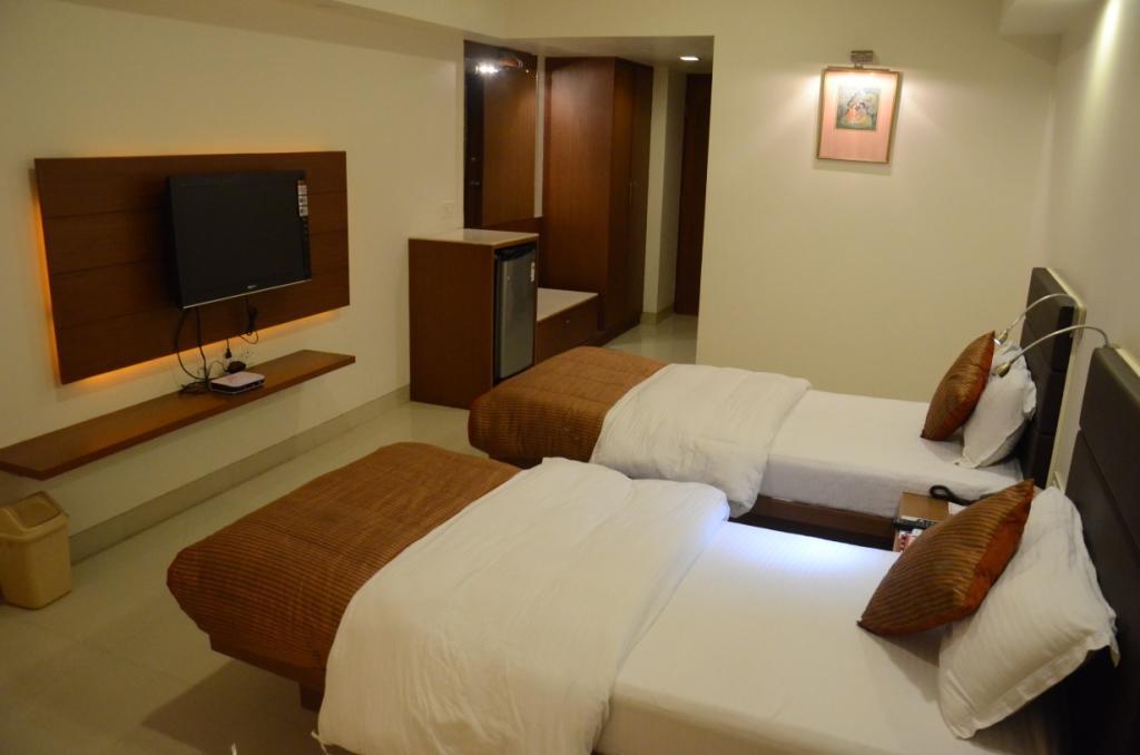 Hotel Yuvraj Vadodara Exterior photo