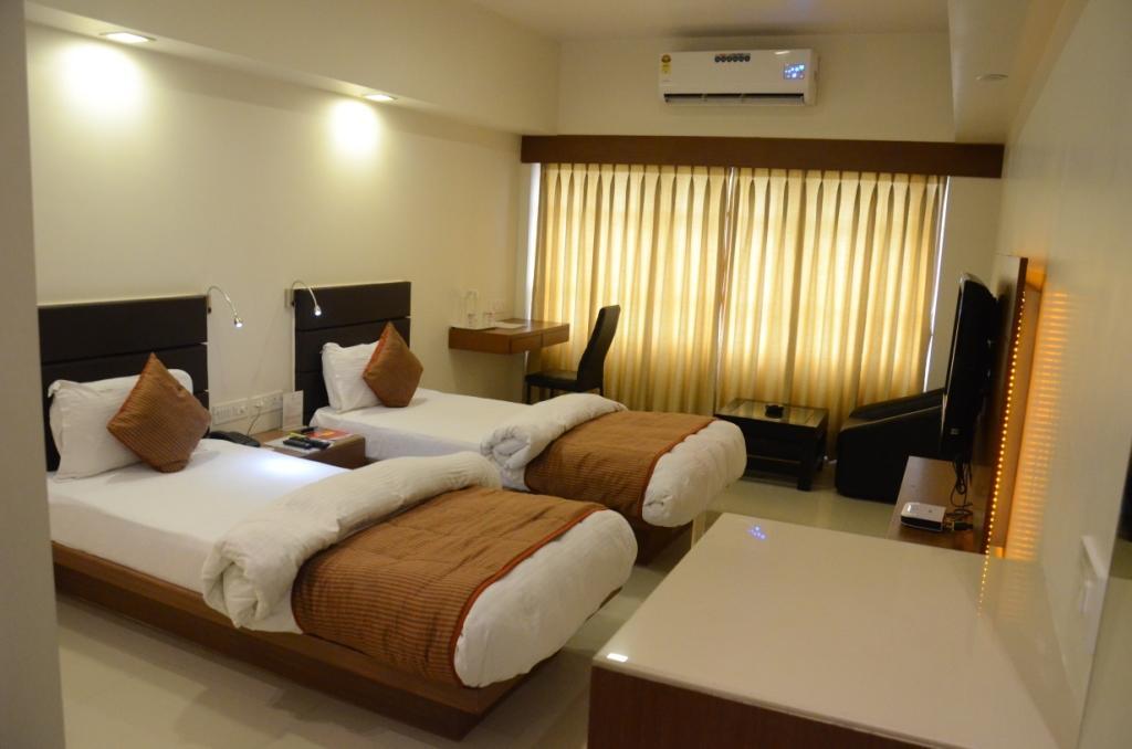 Hotel Yuvraj Vadodara Exterior photo