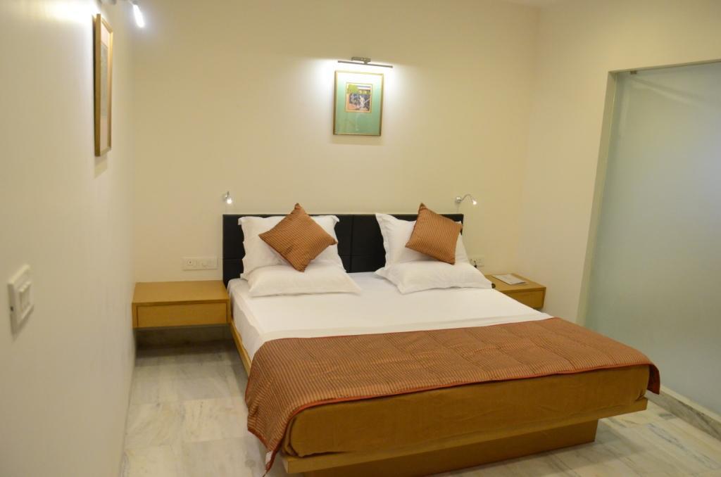 Hotel Yuvraj Vadodara Exterior photo