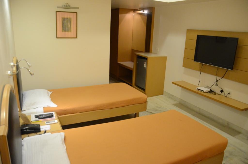 Hotel Yuvraj Vadodara Exterior photo