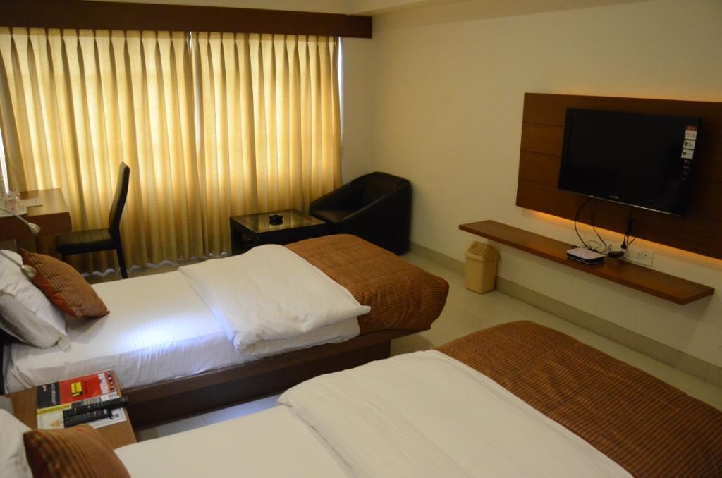 Hotel Yuvraj Vadodara Exterior photo