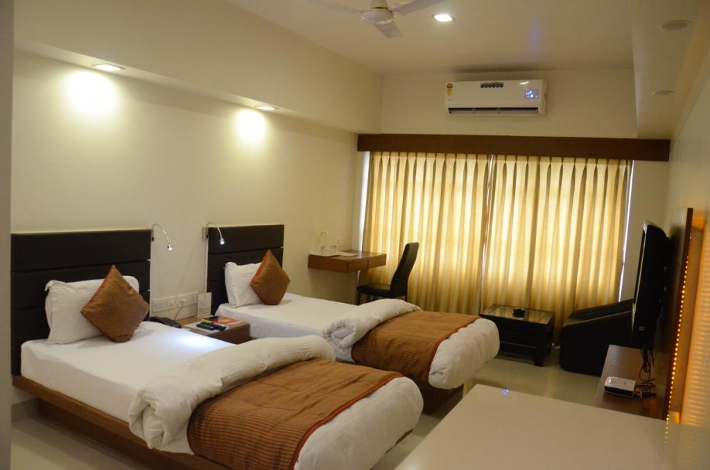 Hotel Yuvraj Vadodara Exterior photo