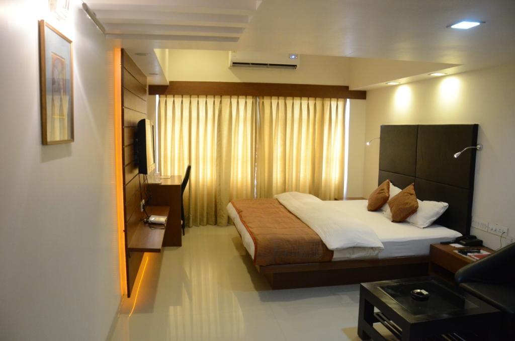 Hotel Yuvraj Vadodara Exterior photo