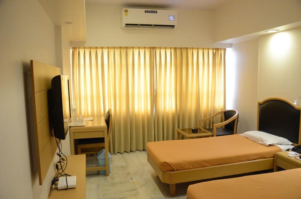 Hotel Yuvraj Vadodara Exterior photo