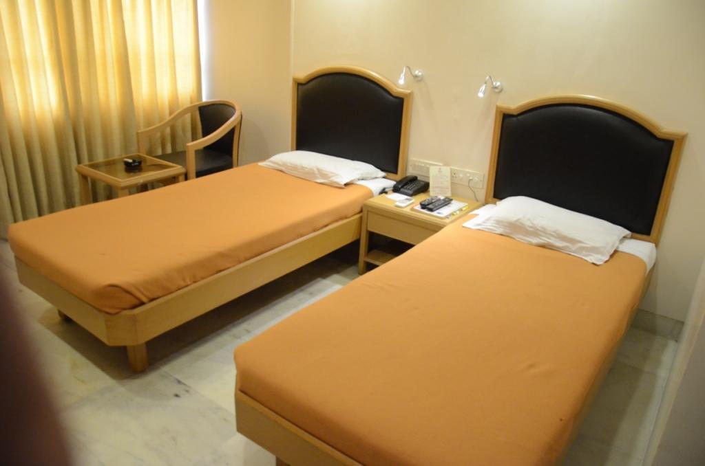 Hotel Yuvraj Vadodara Exterior photo