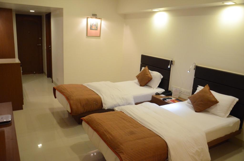 Hotel Yuvraj Vadodara Exterior photo